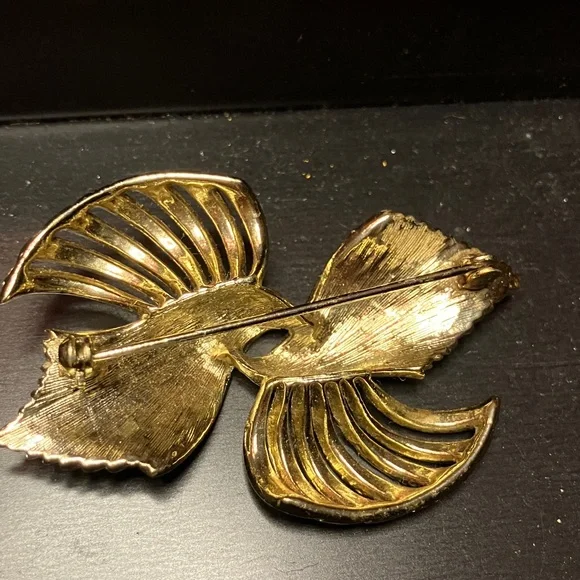 Elegant Gold-Tone Brooch - Picture 2 of 3
